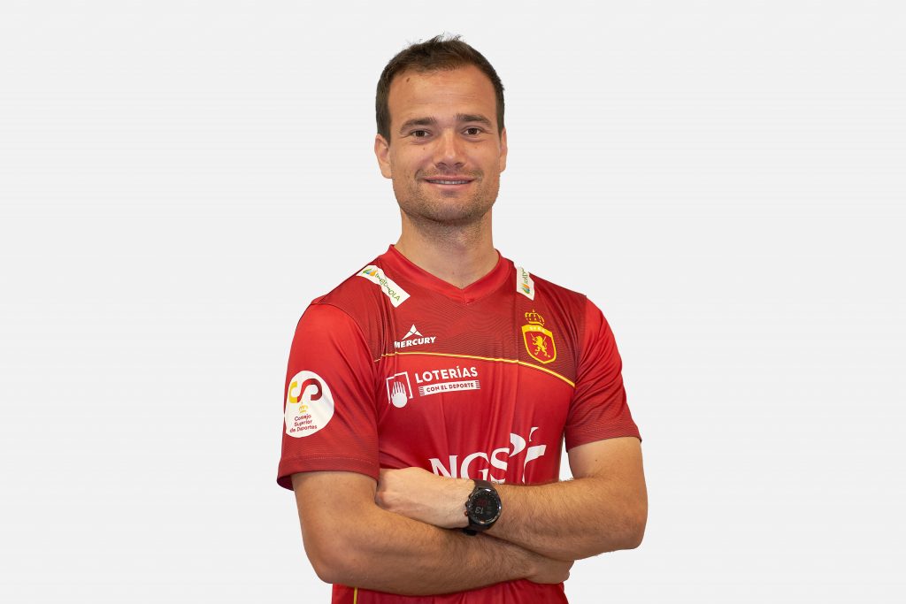 Jugador de los Redsticks con la Camiseta oficial de la RFEH, 1ª equipación color rojo