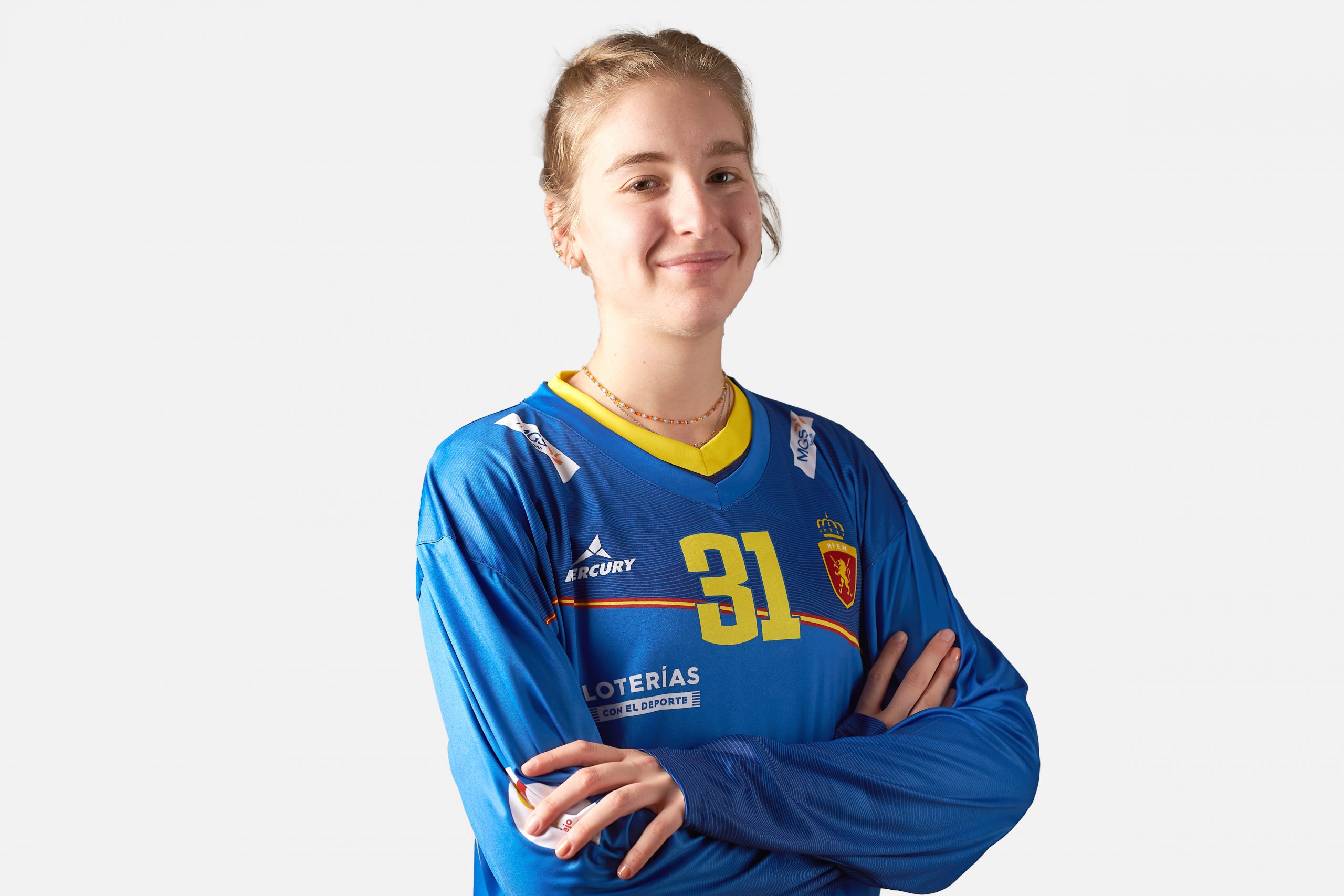 Portera de las Redsticks con la 1ª equipación oficial de niños de la RFEH color azul de manga larga