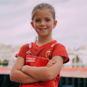 SaraBrazosCruzadosCamisetaRoja