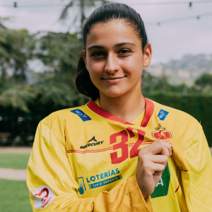 Jana Martinez con la camiseta oficial amarilla de portera de las redsticks