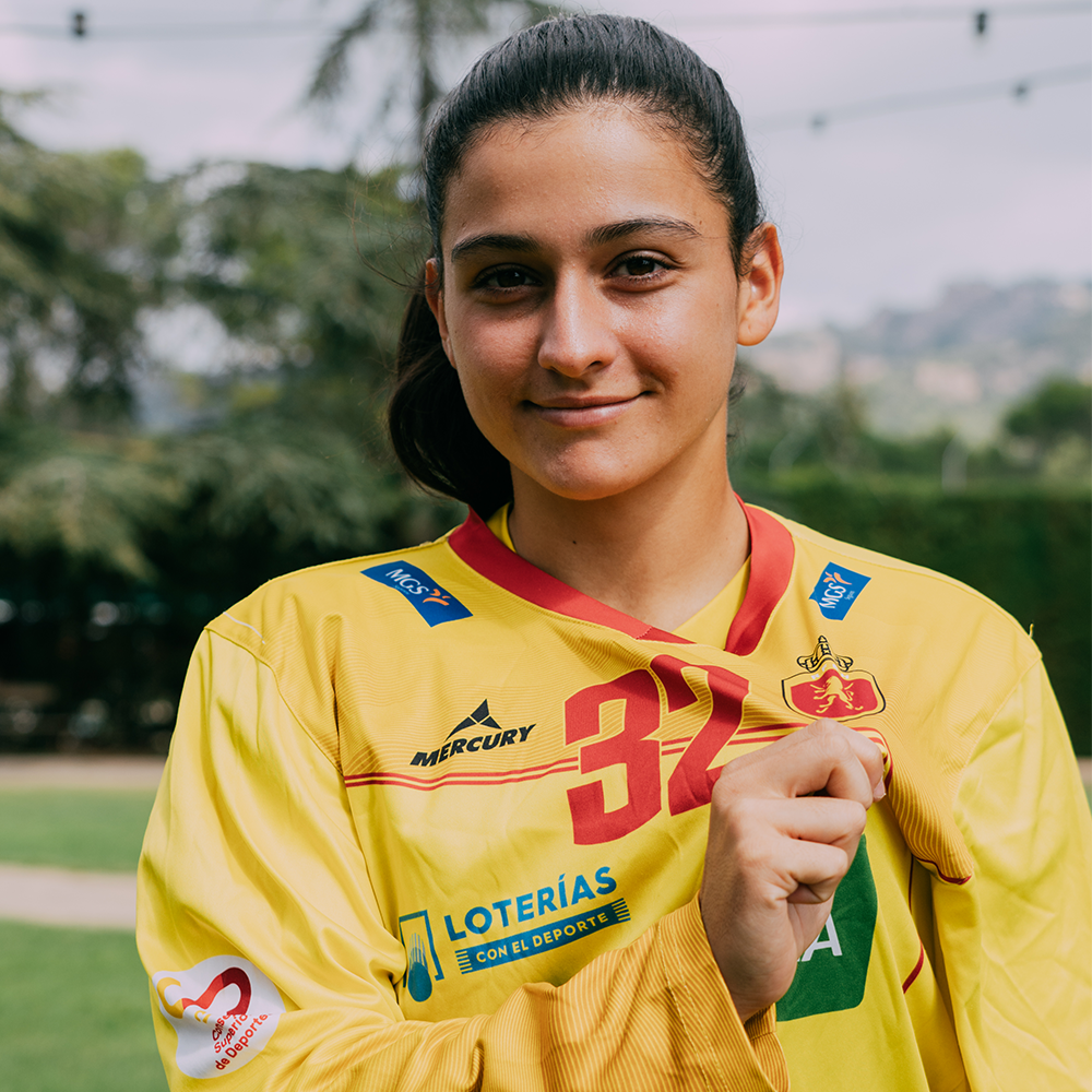 Jana Martinez con la camiseta oficial amarilla de portera de las redsticks