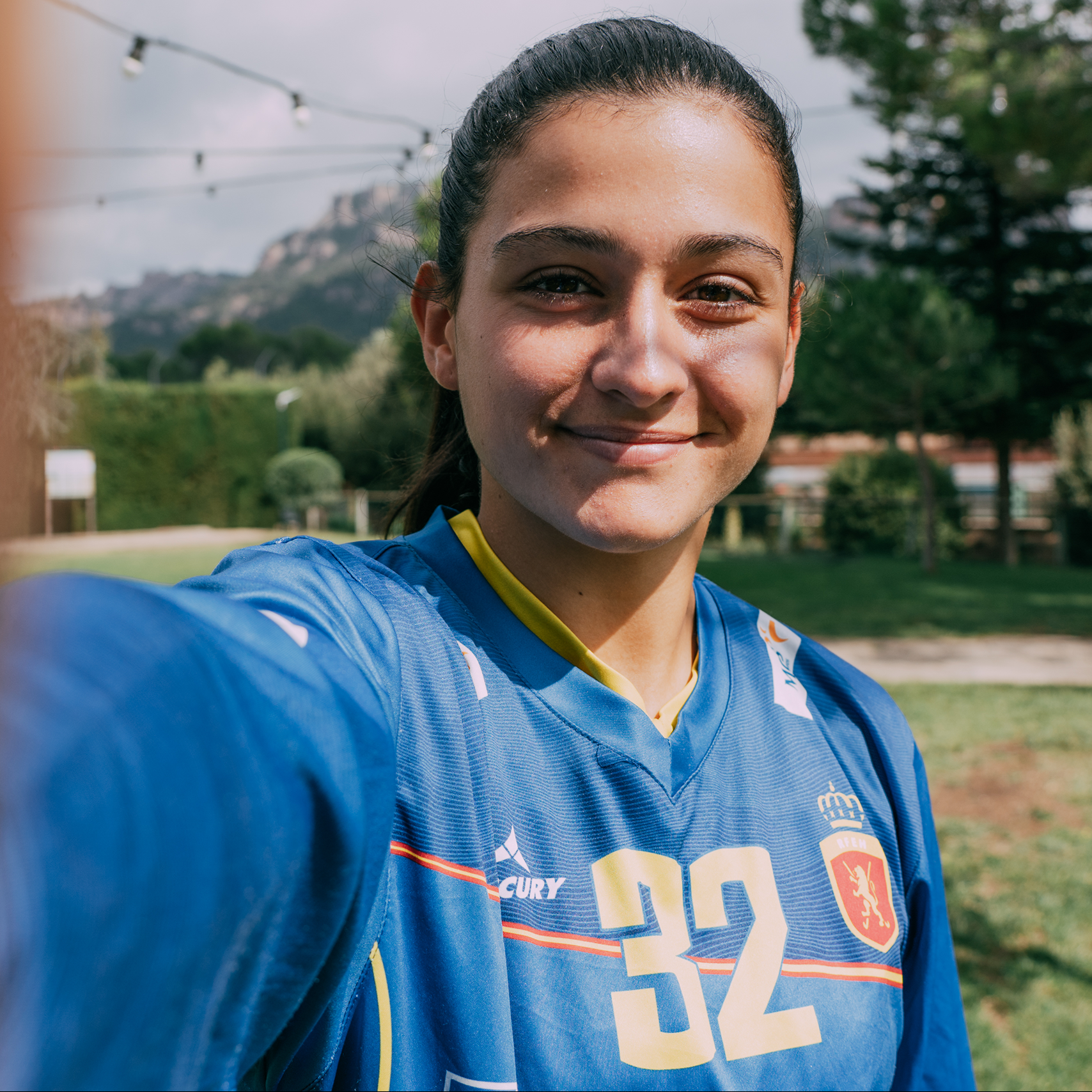 Portera de la Selección Española de Hockey Hierba haciéndose un selfie con la camiseta azul oficial de las redsticks