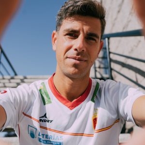 Chico haciendo selfie con la segunda equipación de los redsticks