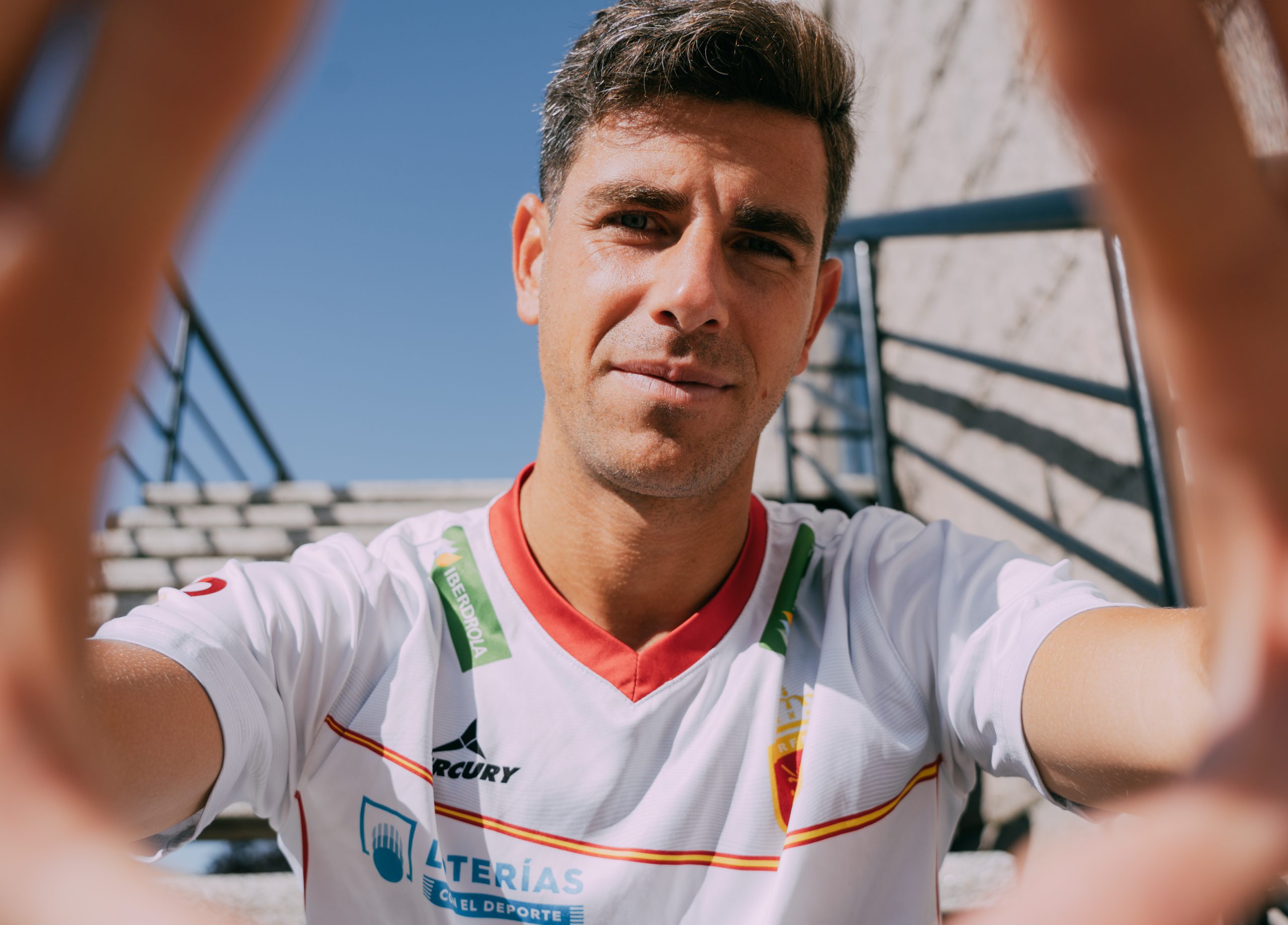 Chico haciendo selfie con la segunda equipación de los redsticks