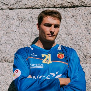 Portero de los Redsticks posa de brazos cruzados con la camiseta mercury azul de manga larga de la selección española de hockey hierba