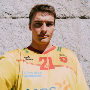 Portero de Hockey Hierba haciéndose un selfie con la camiseta amarilla Mercury de la selección española de hockey hierba