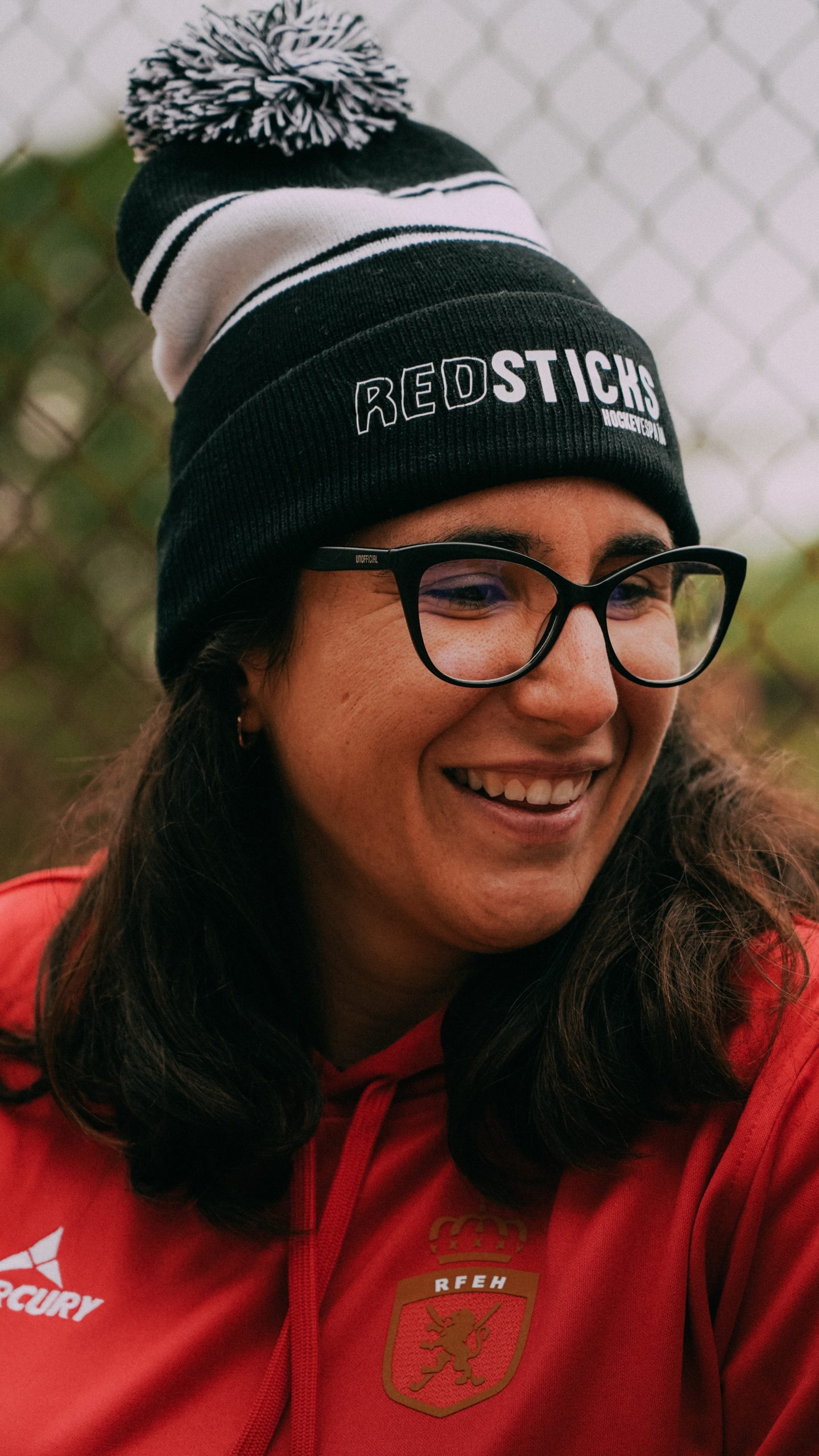 gorro redsticks color negro con franja blanca y pompon bicolor