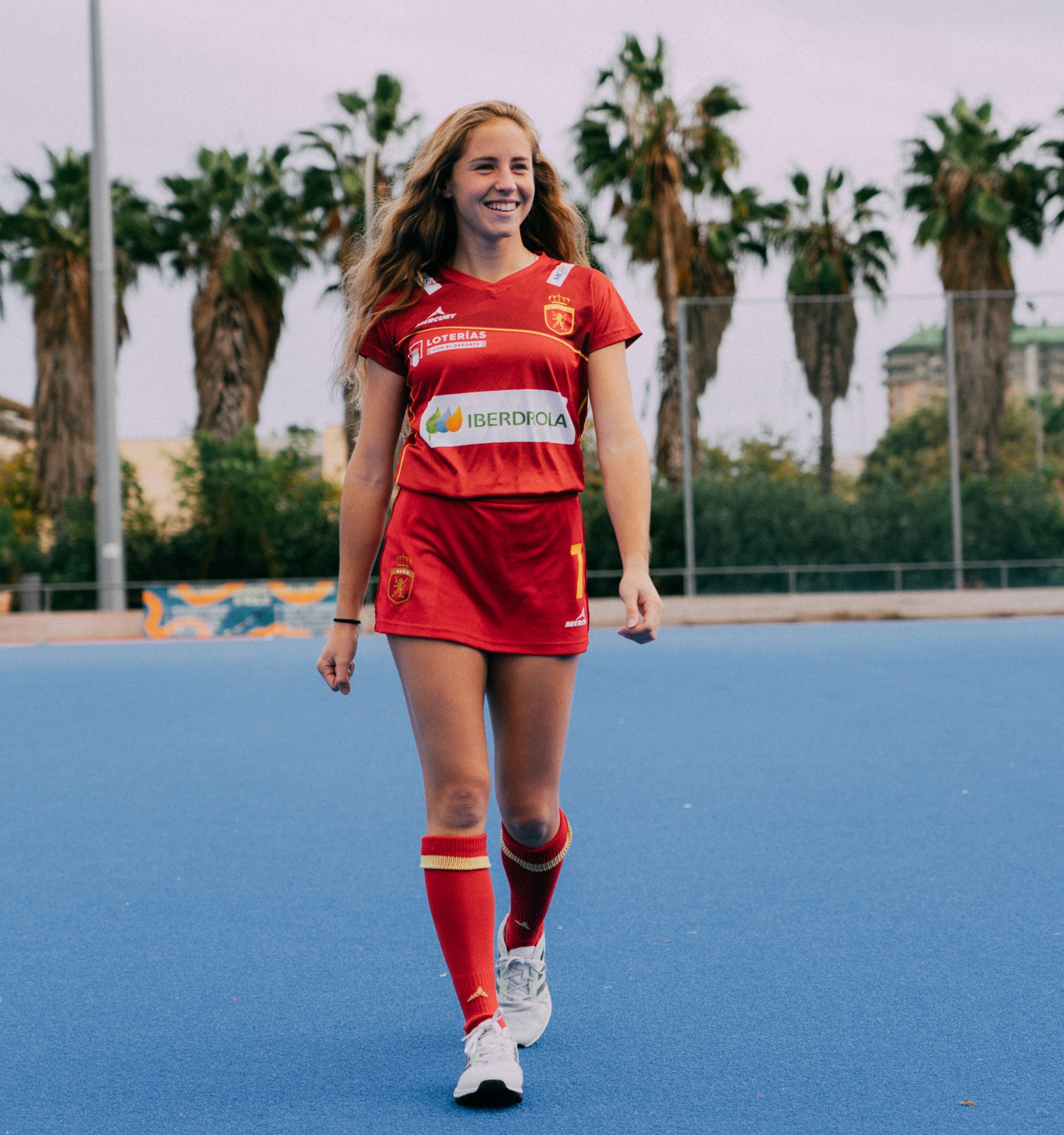 Primera equipación completa de las redsticks, compuesta de la camiseta, falda y medias en color rojo de la marca mercury de hockey hierba