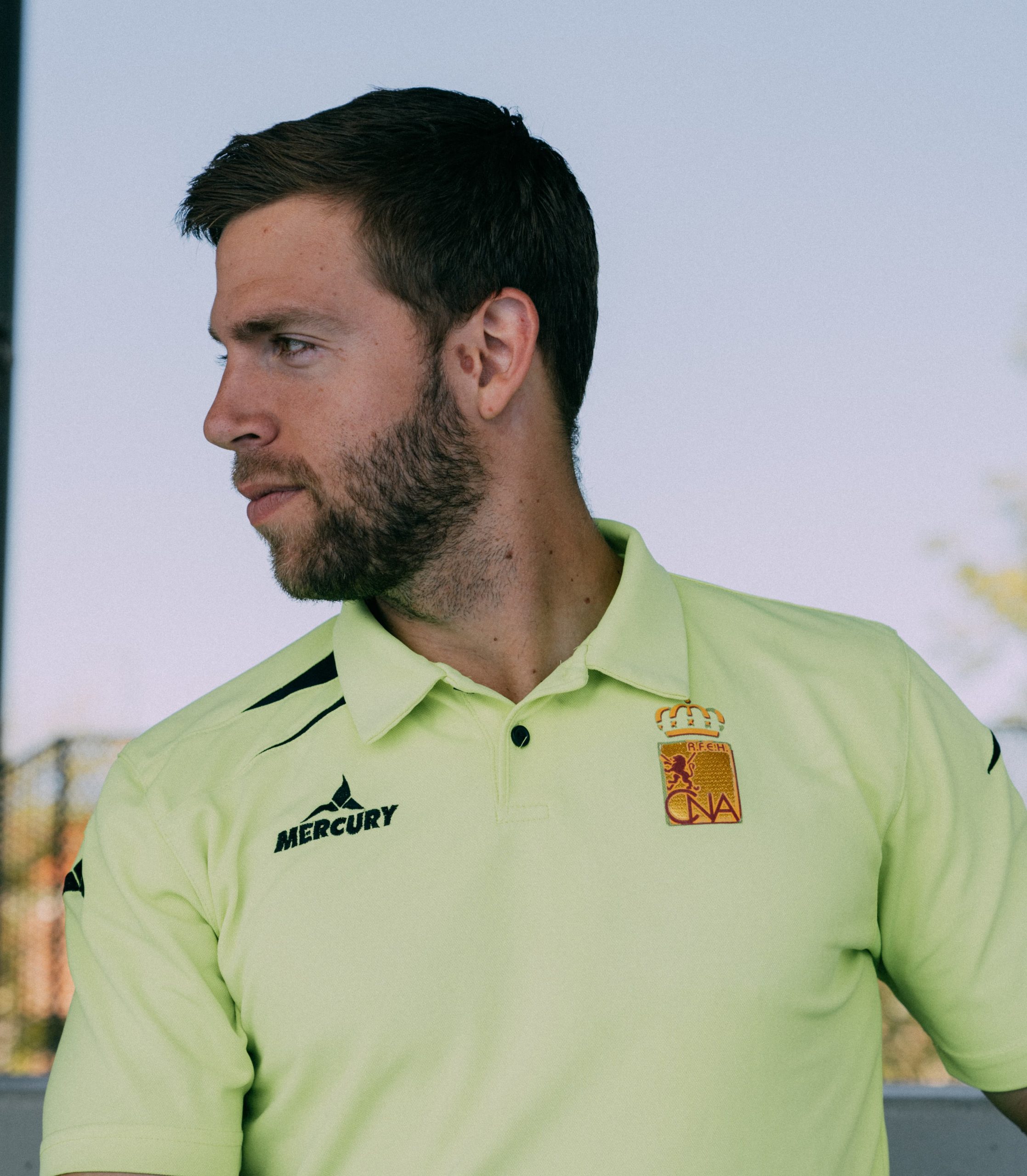 polo amarillo fosforito arbitro masculino hockey hierba