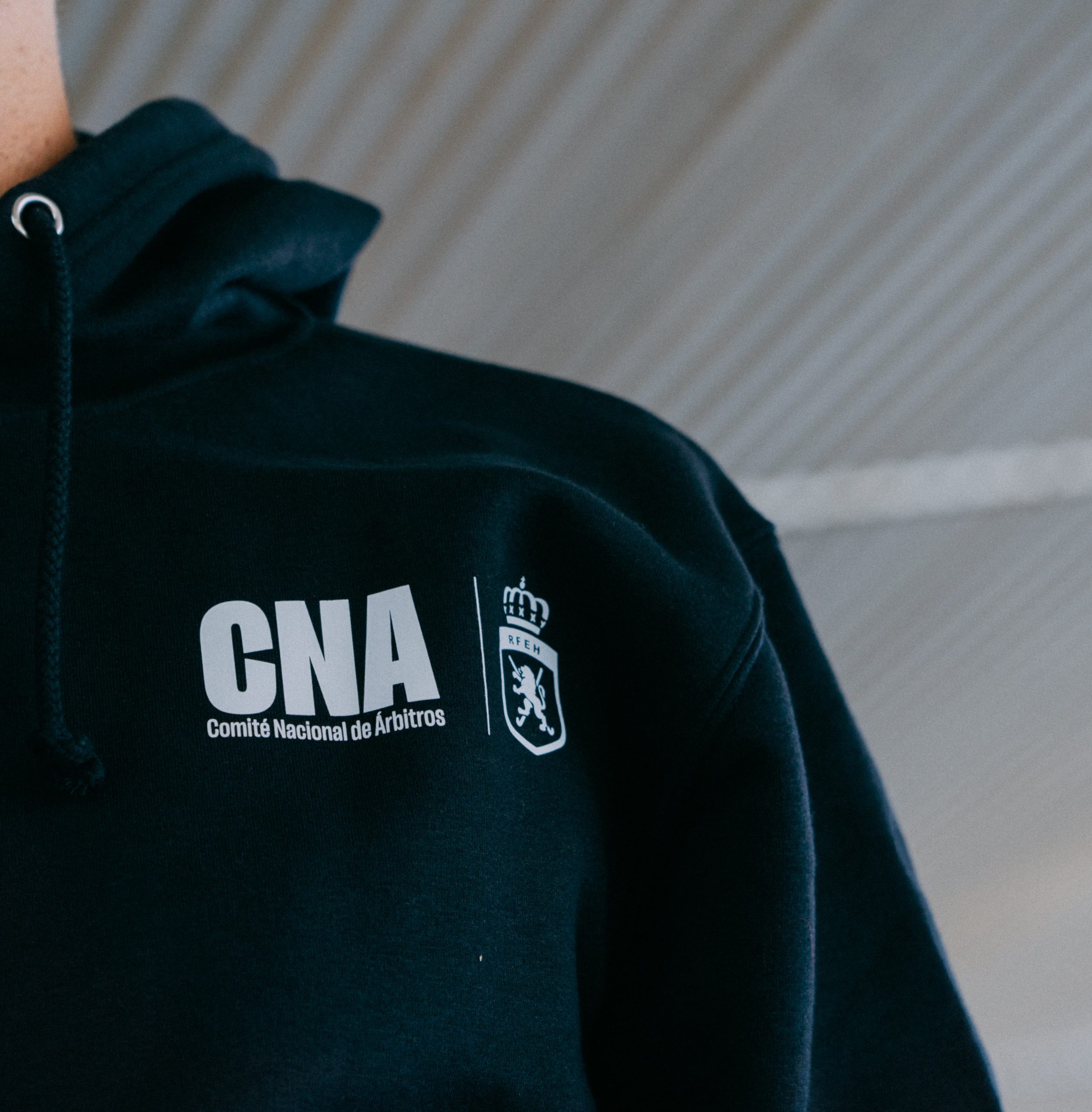 escudo sobre sudadera azul marino arbitros escudo sobre sudadera azul marino arbitros