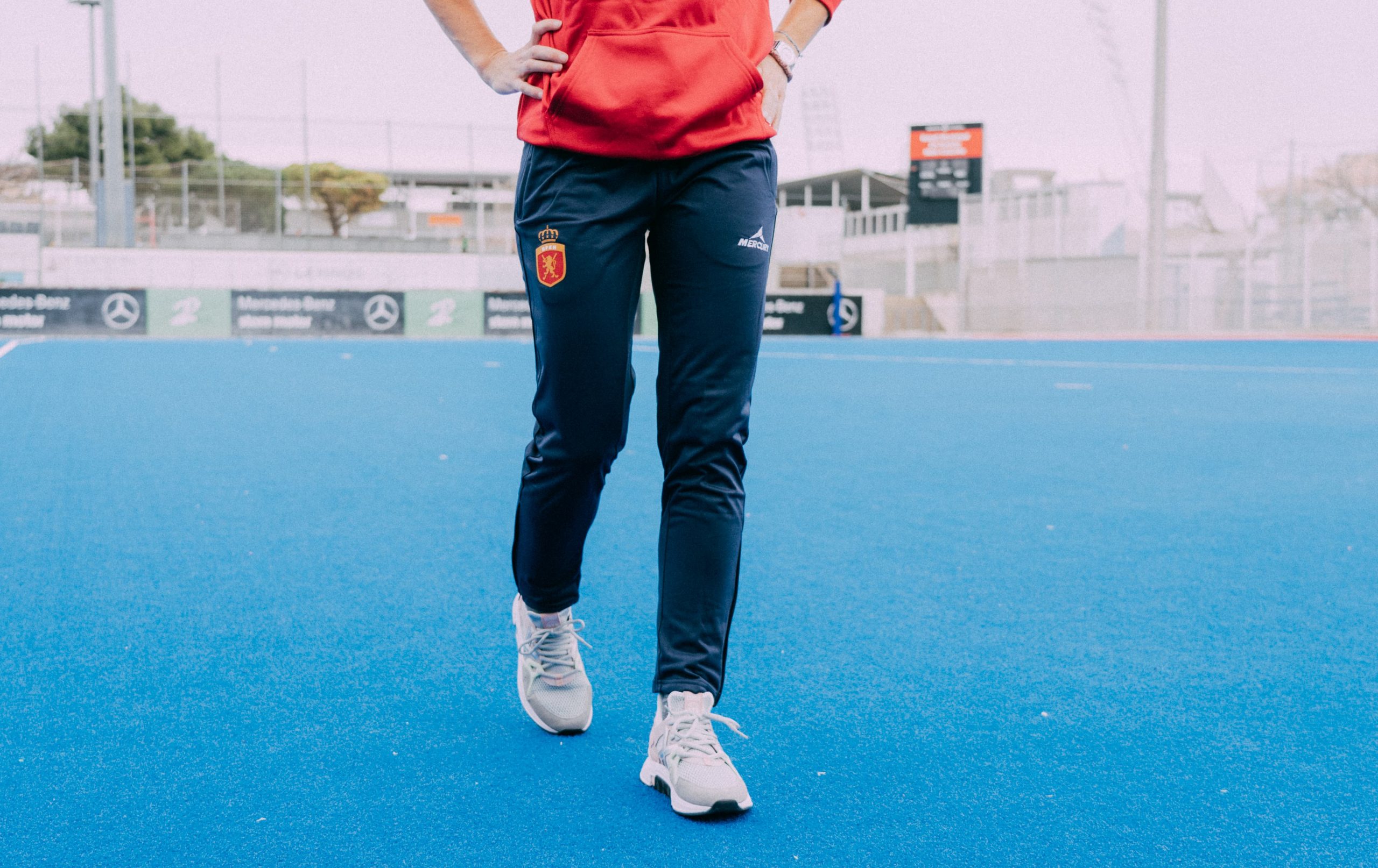 Jugadora caminando con el pantalón azul marino de la federación de hockey