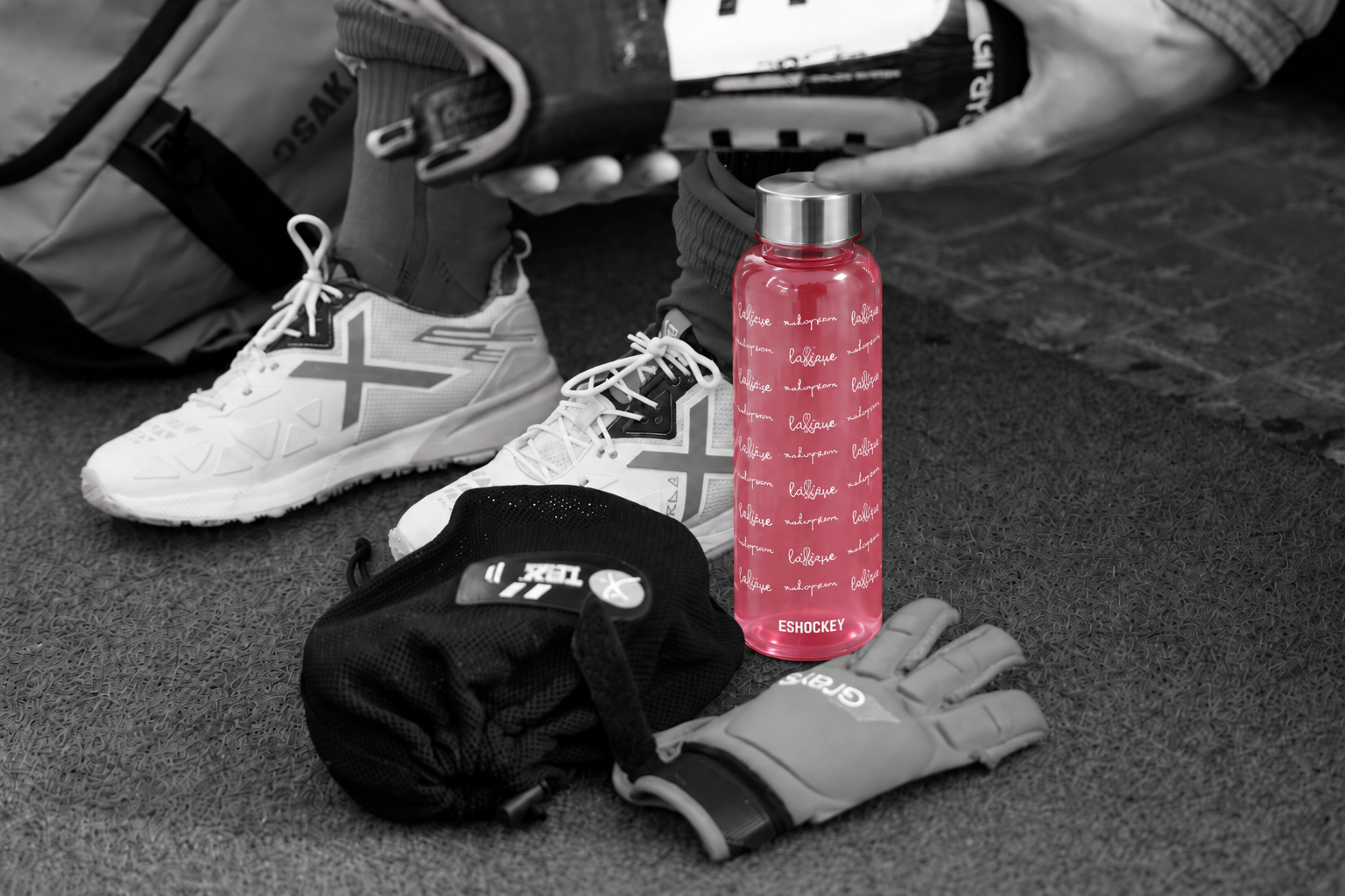 Botella rosa entre equipo deportivo Botella rosa entre equipo deportivo